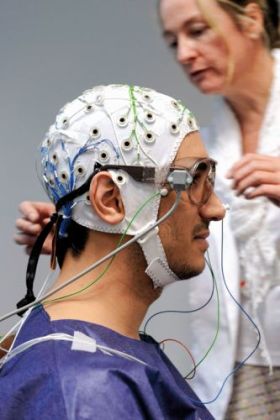 Mise en place d’un bonnet avec électrodes pour une magnétoencéphalographie